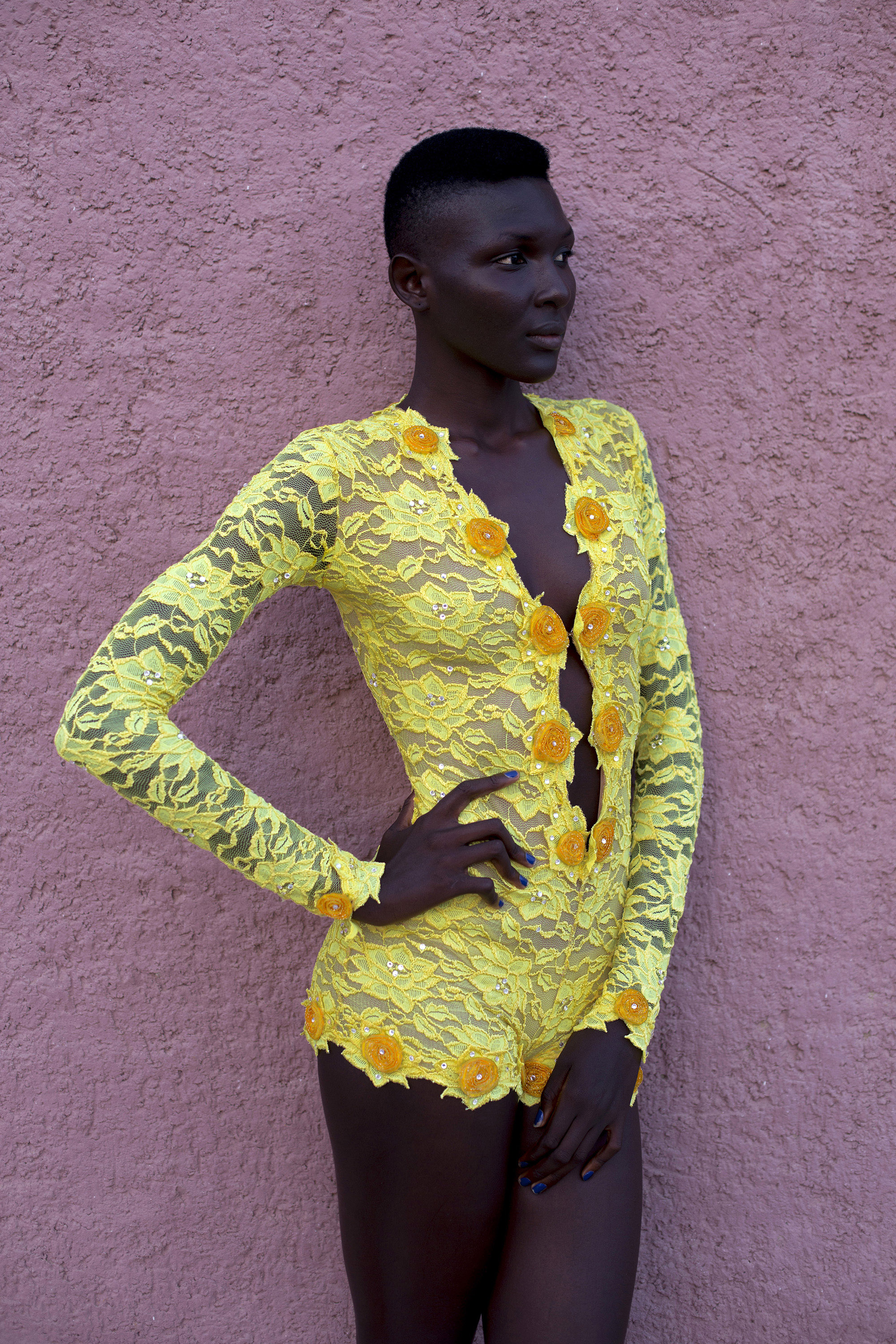 © Per-Anders Pettersson  Titel: Ur serien African Catwalk Plats/Datum: Dakar Fashion Week, Senegal 2014 Bildmått 40x60 cm/pappersmått 50x70 cm  Teknik: Arkivbeständig pigmentbläckutskrift 
 Upplaga: 5 + 2 AP (#3/5)  Signerad: Ja   Pris: SEK 18 000  (avser oinramad bild)