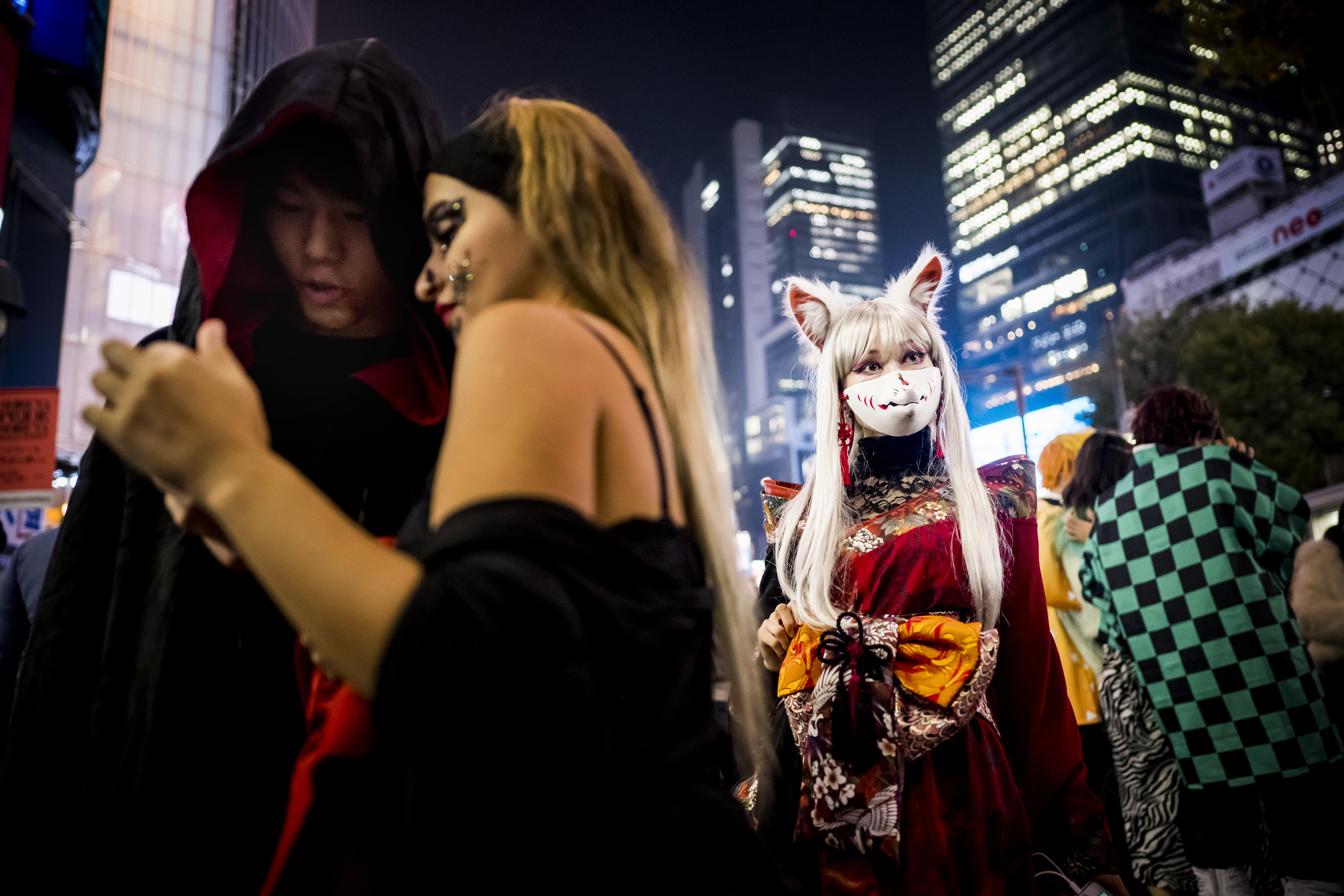 © Alexander Mahmoud
Titel: Halloween i Shibuya
Plats/Datum: Tokyo, 2019
Bildmått: 40x60 cm
Teknik: Arkivbeständig pigmentbläckutskrift. 
Montering: Träram med passepartout 50x70 cm.
Upplaga: 20 
Signerad: Ja. 
Pris: SEK 4 900