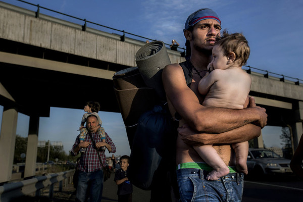 Flera tusen flyktingar som varit strandade på tågstationen i Budapest går till fots i en lång desperat marsch mot den österrikiska gränsen. De förklarar att de till inget pris vill hamna på de ungerska flyktingförläggningarna, eftersom de fruktar att det ska stoppa deras planer på att ta sig till andra europeiska länder. Till en början finns en oro att kravallpolis ska spärra av vägen men väl ute på motorvägen ökar hoppet om att nå Tyskland och Sverige. Óbarok Ungern 2015-09-04
