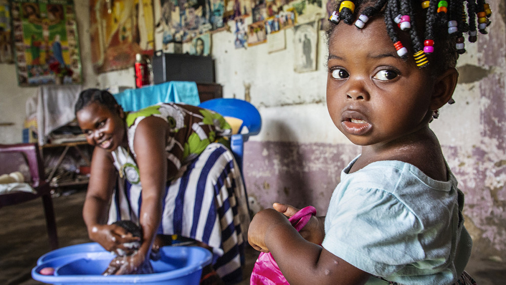© Martina Holmberg. Mimia, Kongo DC 2019.    I den lilla byn Mimia finns, till skillnad från många andra byar i landet gratis förlossningsvård. Christelle Ekape Bonkotoma lämnade sin hemby och vandrade genom djungeln i två dagar för att föda på sjukhuset.