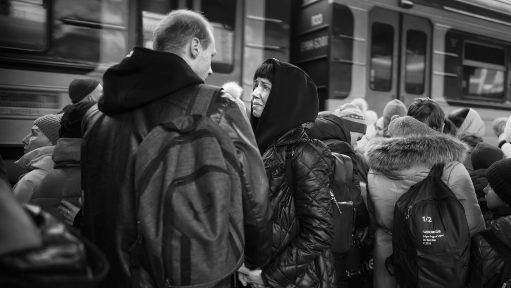 Tågstationen i Kharkiv, mars 2022 När kriget bröt ut införde Ukraina generell mobilisering för män mellan 18 och 60 år. De första krigsveckorna tas många känslosamma farväl mellan älskande par på tågstationer runt om i Ukraina.