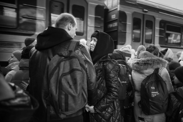 Tågstationen i Kharkiv, mars 2022 När kriget bröt ut införde Ukraina generell mobilisering för män mellan 18 och 60 år. De första krigsveckorna tas många känslosamma farväl mellan älskande par på tågstationer runt om i Ukraina.