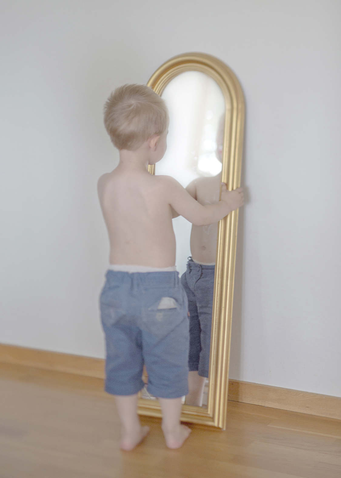 © Anna Claren
  Titel: Pojken vid spegeln. Från serien "När allt förändrades", 2018
Bildmått : 30x42 cm
Teknik: Arkivbeständig pigmentbläckutskrift 
Upplaga: 5 + 2 AP   Signerad: Ja   Pris: SEK 20 000  (avser oinramad bild)