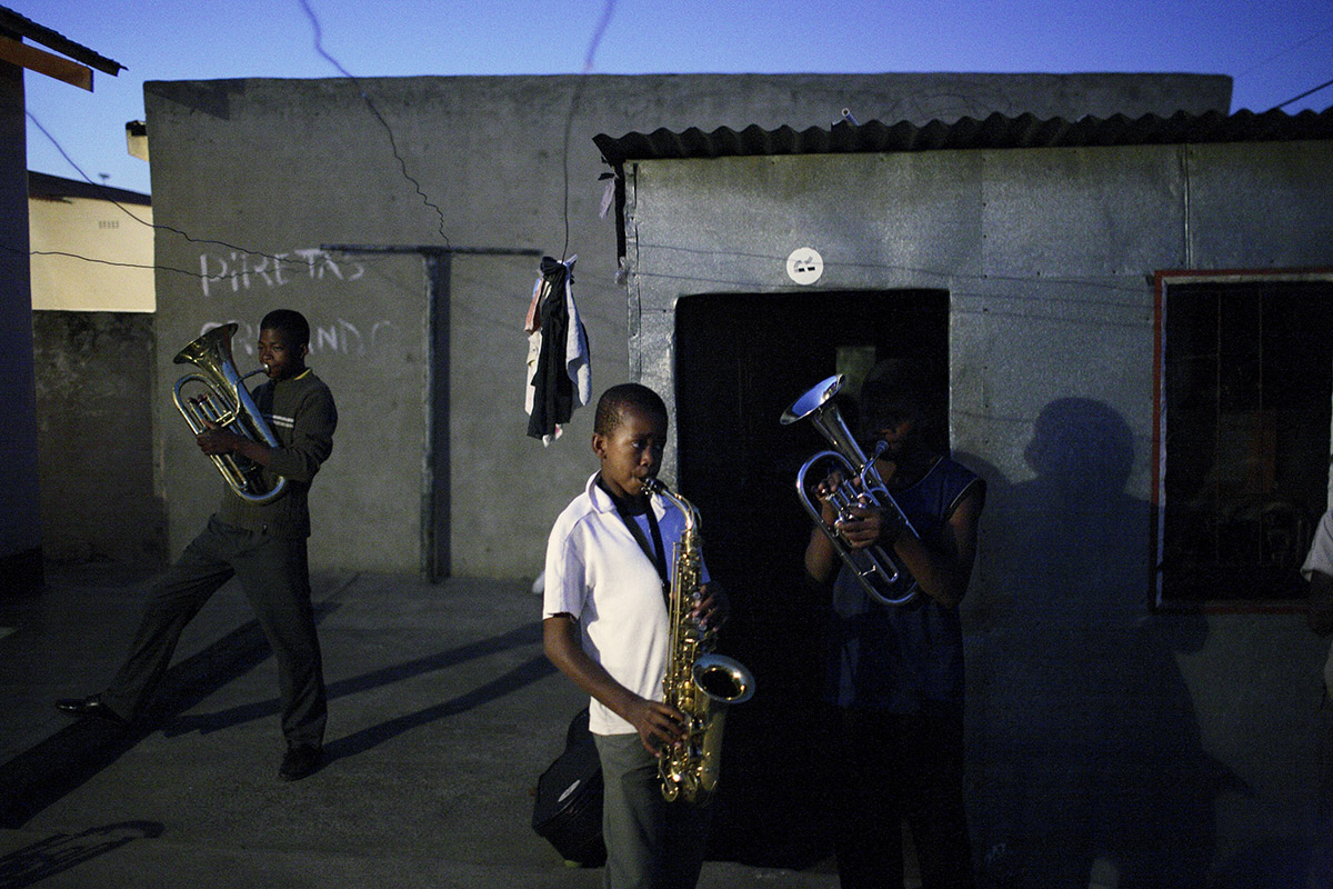 © Per-Anders Youth Brass Band 
 Plats/Datum: Soweto 2007   Bildmått 60x90 cm/Pappersmått 70x100 cm  Teknik: Arkivbeständigt pigmentbläckutskrift Upplaga: 9 + 2 AP Signerad: Ja Pris: SEK 15 500  (avser oinramad bild)