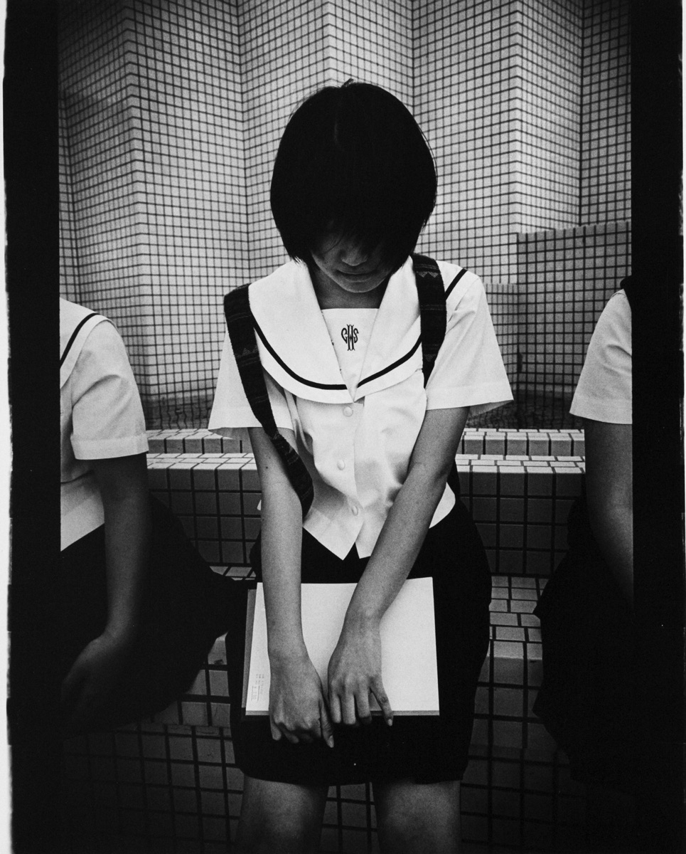 © Anders Petersen Titel: School Girl Plats/Datum: Okinawa 2000 Teknik: Silver gelatin print Signerad: Ja Pris: SEK 30 000  (avser oinramad bild)